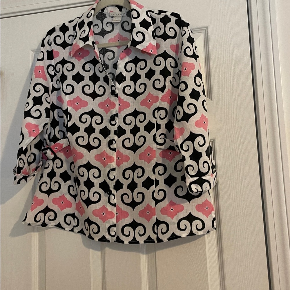 TWEEDS Linen top. Nice tailored look with adjustments on either side. Size XL.